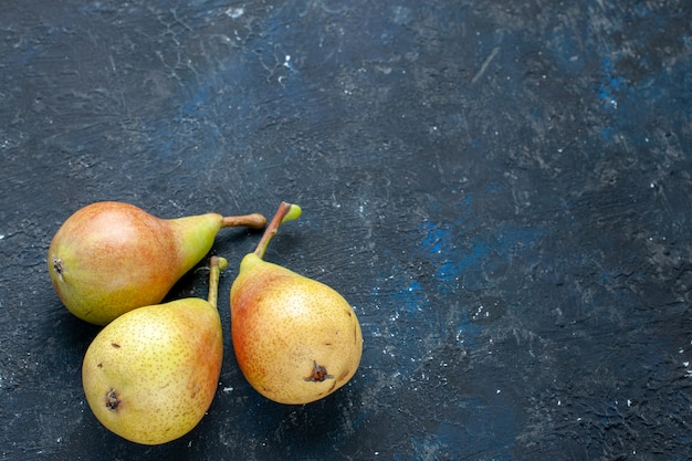 Free photo top close view of fresh mellow pears whole ripe and sweet fruits on dark desk, fruit fresh mellow photo food health