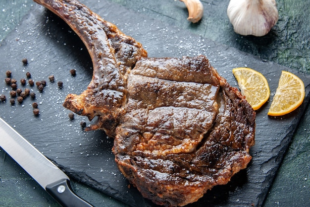 Free Photo top close view fried meat slice with lemon slices on dark surface