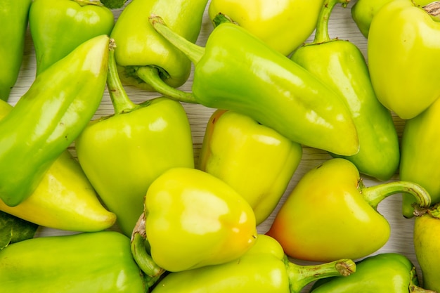 Free photo top close view green bell-peppers on white background color ripe meal plant photo vegetable pepper salad