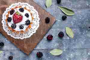 Free photo top closer view of little yummy cake with cream and berries on light