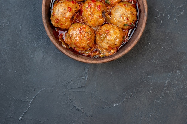 Free photo top half view tasty meatball soup in bowl on table