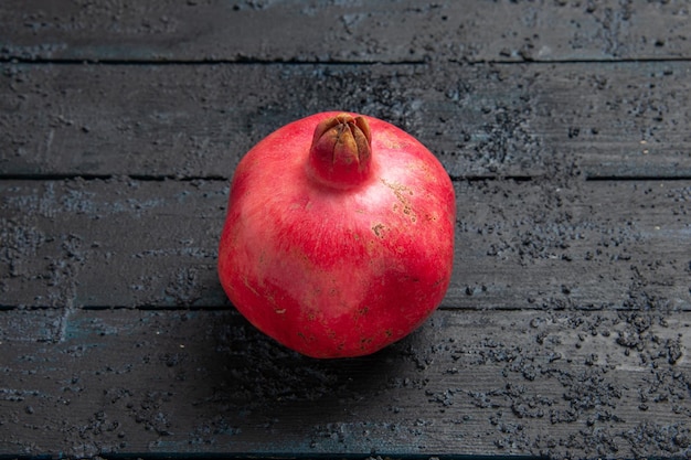 Free photo top side view ripe pomegranate ripe pomegranate on dark surface