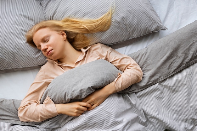 Free photo top view albino woman laying in bed