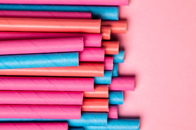 Top view aligned straws on table