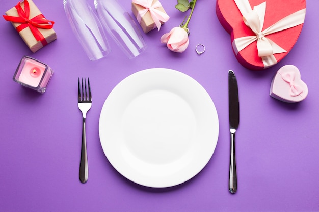 Free photo top view arrangement romantic dinner