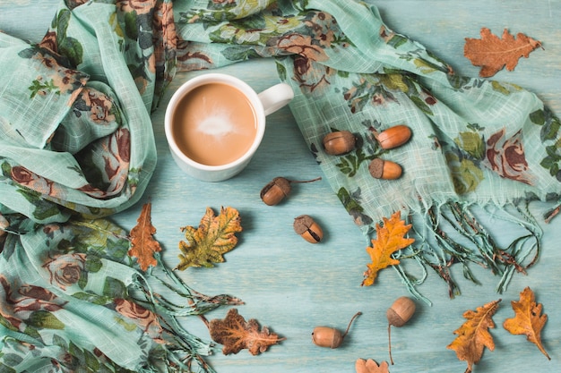 Free photo top view arrangement with autumn leaves and coffee