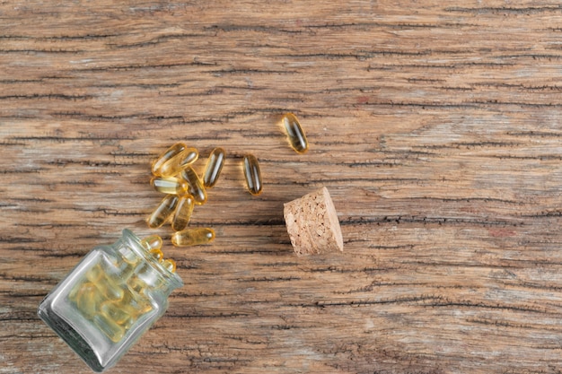 Free photo top view arrangement with pills and small bottle