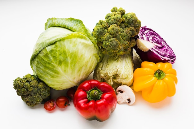 Free photo top view assortment of different fresh vegetables