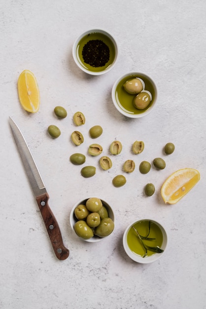 Free photo top view assortment of olives on the table