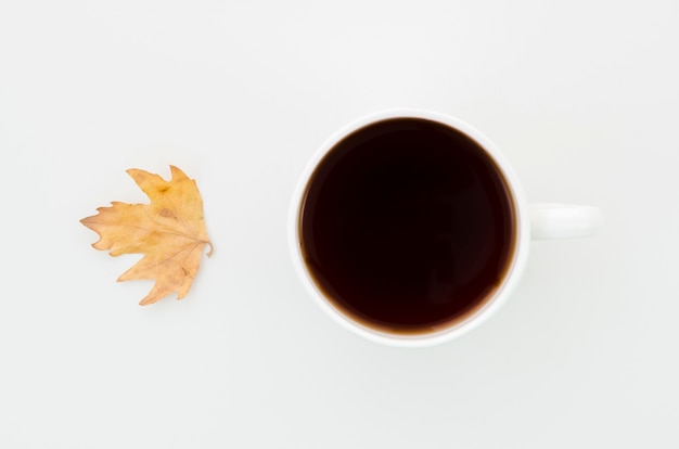 Free photo top view autumn leaf with coffee