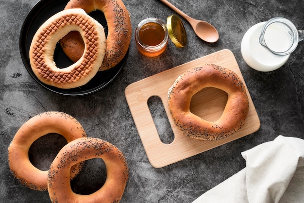 Free photo top view bagels with honey and milk