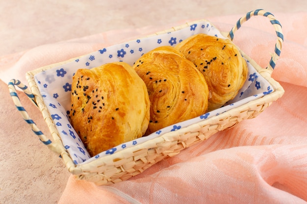 Free photo a top view baked buns hot tasty fresh inside bread bin on pink