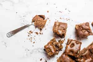 Free photo top view baked chocolate cake