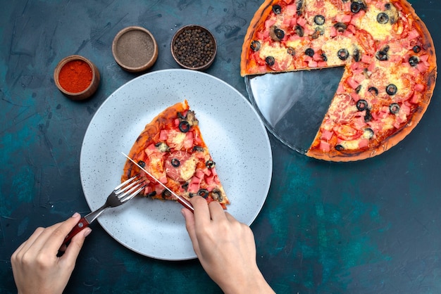 Free photo top view baked delicious pizza with olives sausages and cheese on the blue desk.