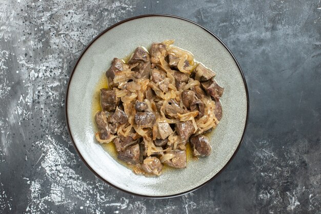 Top view baked liver and onion on oval plate