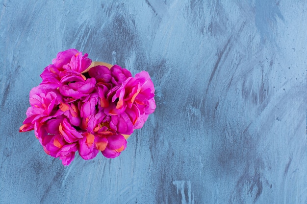 Free Photo top view of beautiful bouquet of fresh purple flowers.