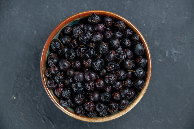 Free photo top view black currant on dark surface