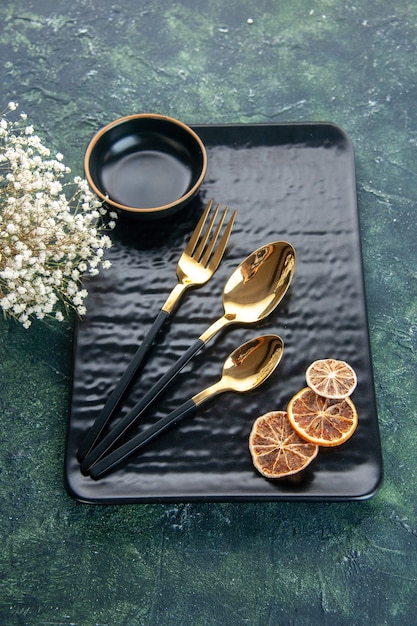 Free photo top view black plate with golden cutlery on dark surface color meal dinner silver restaurant cutlery food service