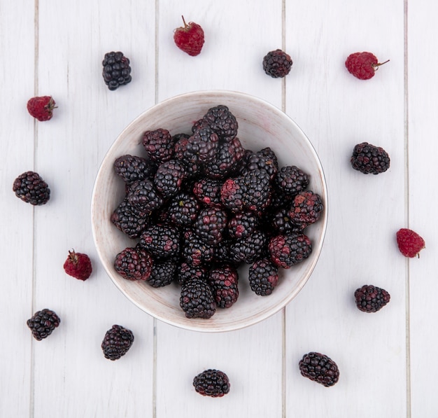 Free photo top view of blackberry in a bowl on a white surface