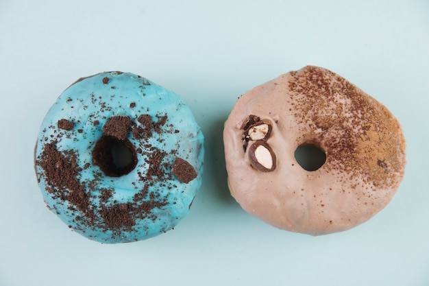 Free photo top view blue and brown donut