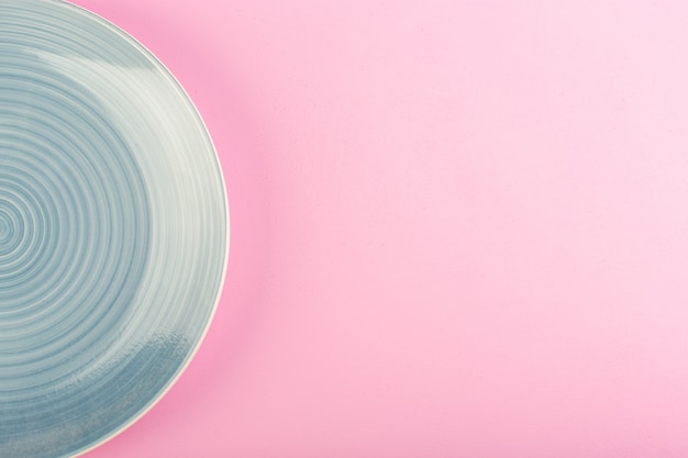 Free photo a top view blue empty plate glass made plate for meal on pink