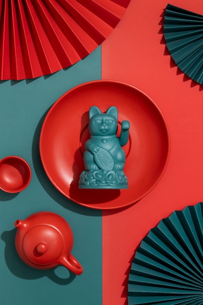 Free photo top view blue lucky cat on red plate