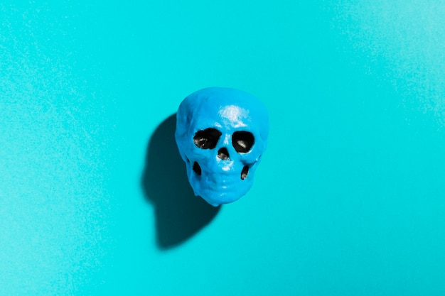 Free photo top view blue skull on blue background