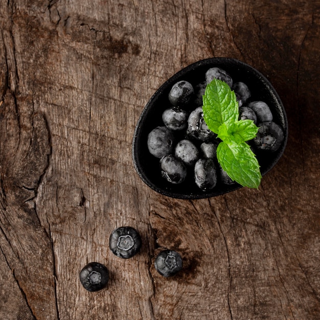 Free Photo top view blueberries and mint leaf