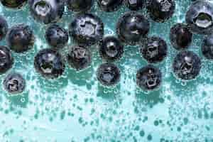 Free photo top view blueberries with sparkling water