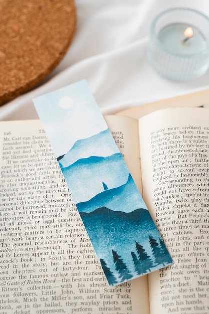 Free photo top view bookmark and book arrangement