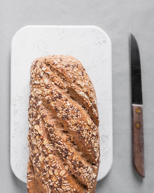 Free photo top view bread and knife arrangement