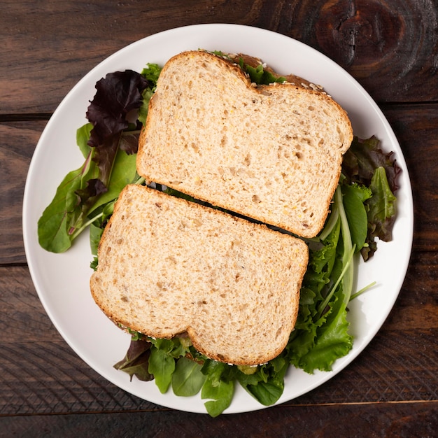 Free photo top view bread slices on lettuce leaves