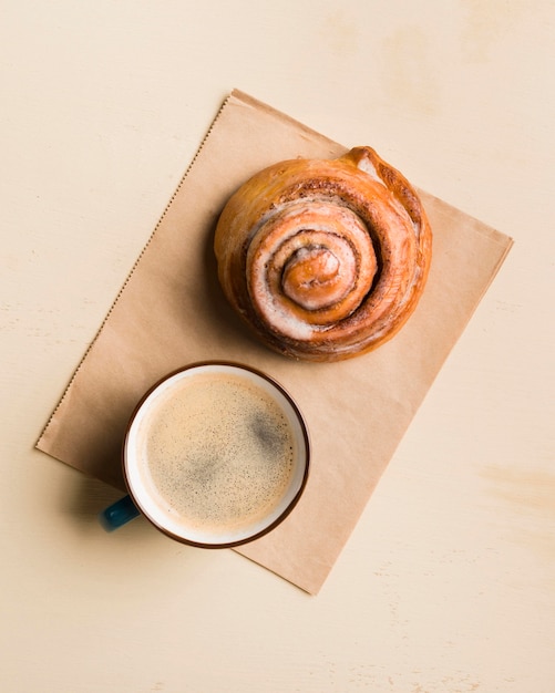 Free photo top view breakfast arrangement with coffee and pastry