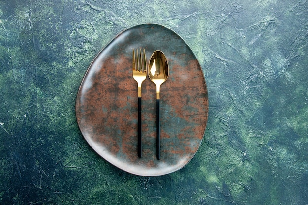 Free photo top view brown empty plate with golden spoon on dark background restaurant food kitchen meal utencil cutlery dinner