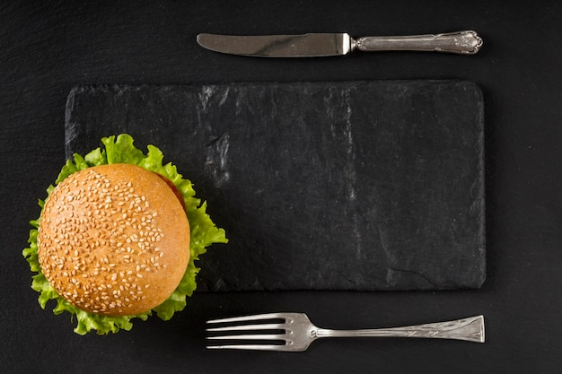 Free photo top view burger and cutlery