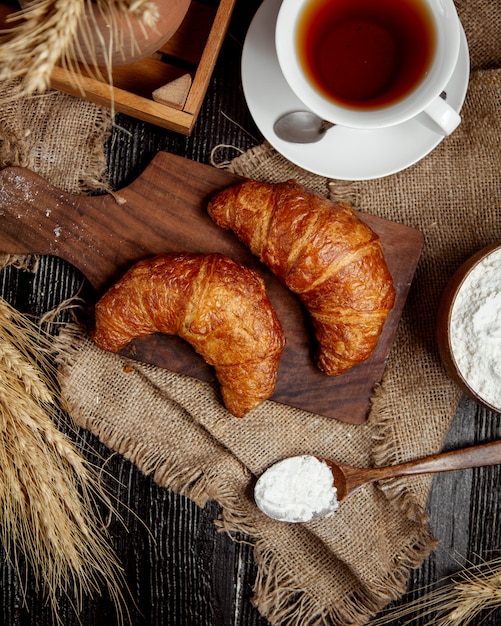 Free photo top view of butter croissants places on wooden board