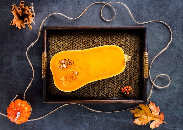 Free photo top view butternut squash half on wooden tray