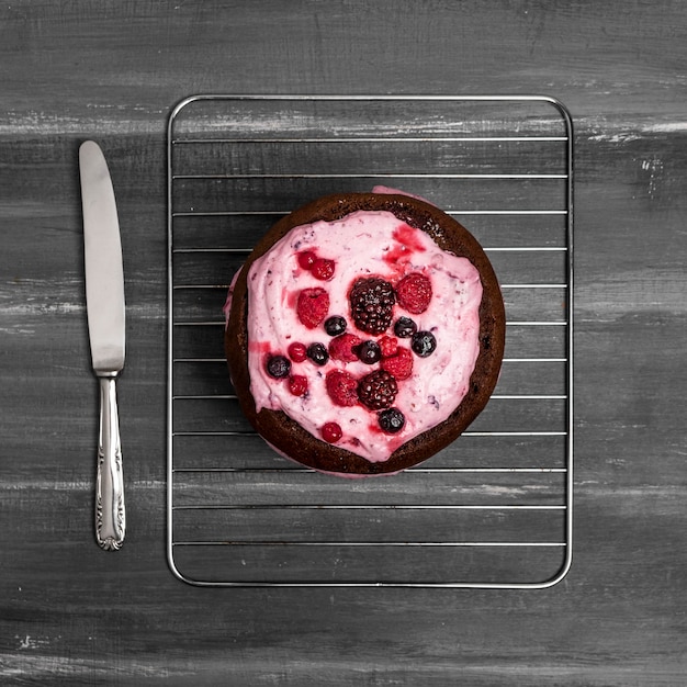 Top view of cake on cooling rack with knife