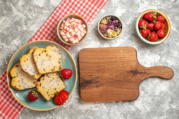 Free photo top view cake slices with fresh strawberries on white surface sweet pie fruit