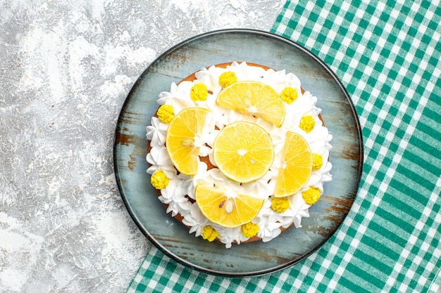 Free photo top view cake with white pastry cream and lemon slices