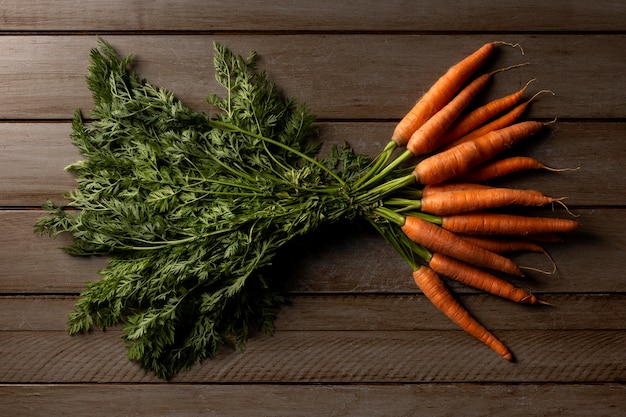 Free photo top view carrots on table