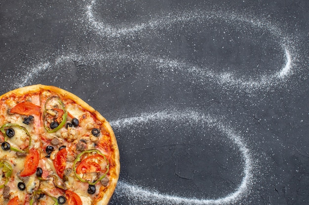 Free photo top view cheese pizza with olives pepper and tomatoes on dark surface