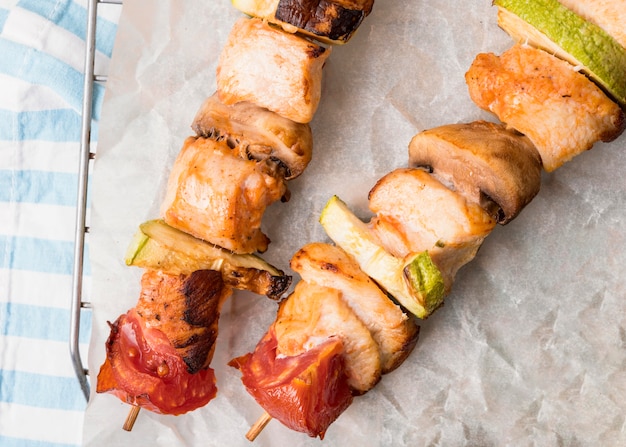 Free photo top view chicken skewers on parchment paper