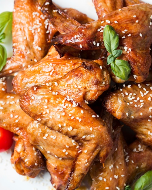 Free photo top view chicken wings on plate with sesame seeds