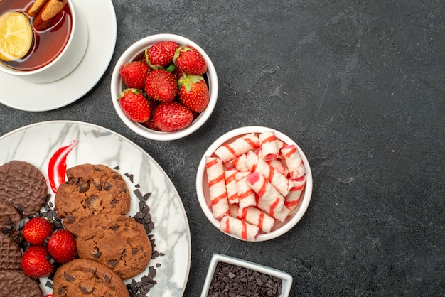 Free photo top view choco biscuits with cup of tea