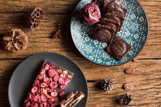 Free photo top view chocolate bar with dried fruits and cookies