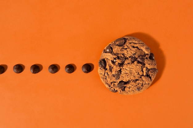 Free photo top view chocolate chips cookie