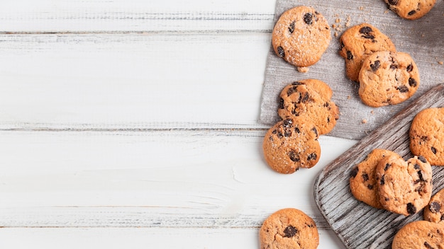 Free photo top view chocolate cookies