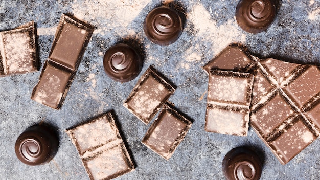 Free photo top view chocolate delicacies covered in cocoa