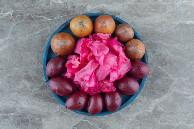 Free photo top view of of chopped green cabbage pickle with fruit.